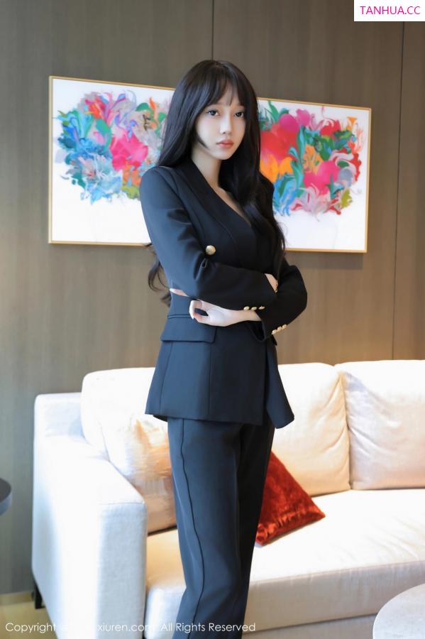 玥儿玥  [XiuRen]高清写真图 2023.10.13 No.7502 玥儿玥er 制服美腿第2张图片